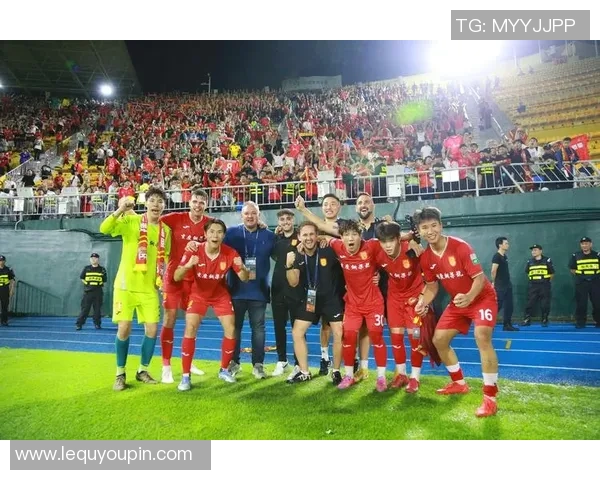 足球的荣耀背后 球星的力量与梦想